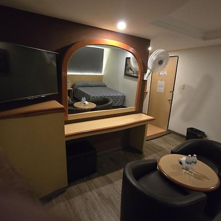 Hotel Y Villas Gran Via メキシコシティ エクステリア 写真