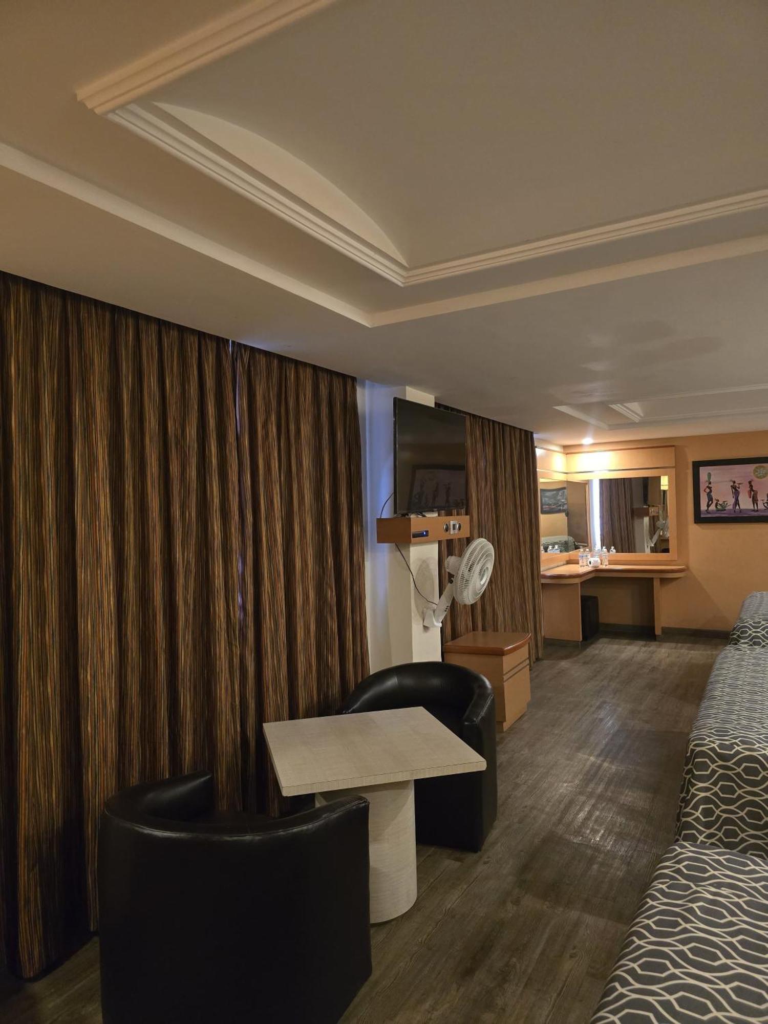 Hotel Y Villas Gran Via メキシコシティ エクステリア 写真