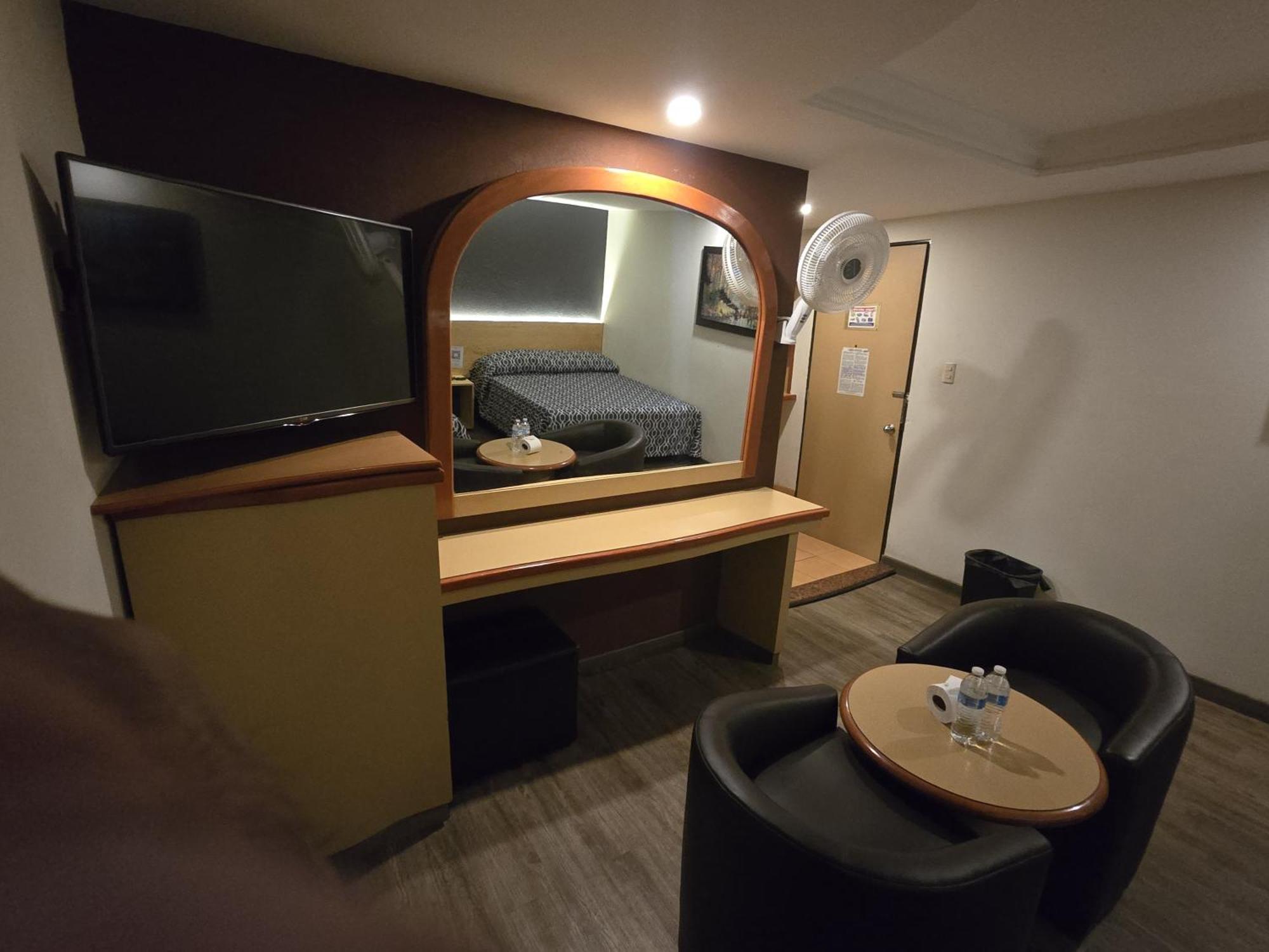 Hotel Y Villas Gran Via メキシコシティ エクステリア 写真