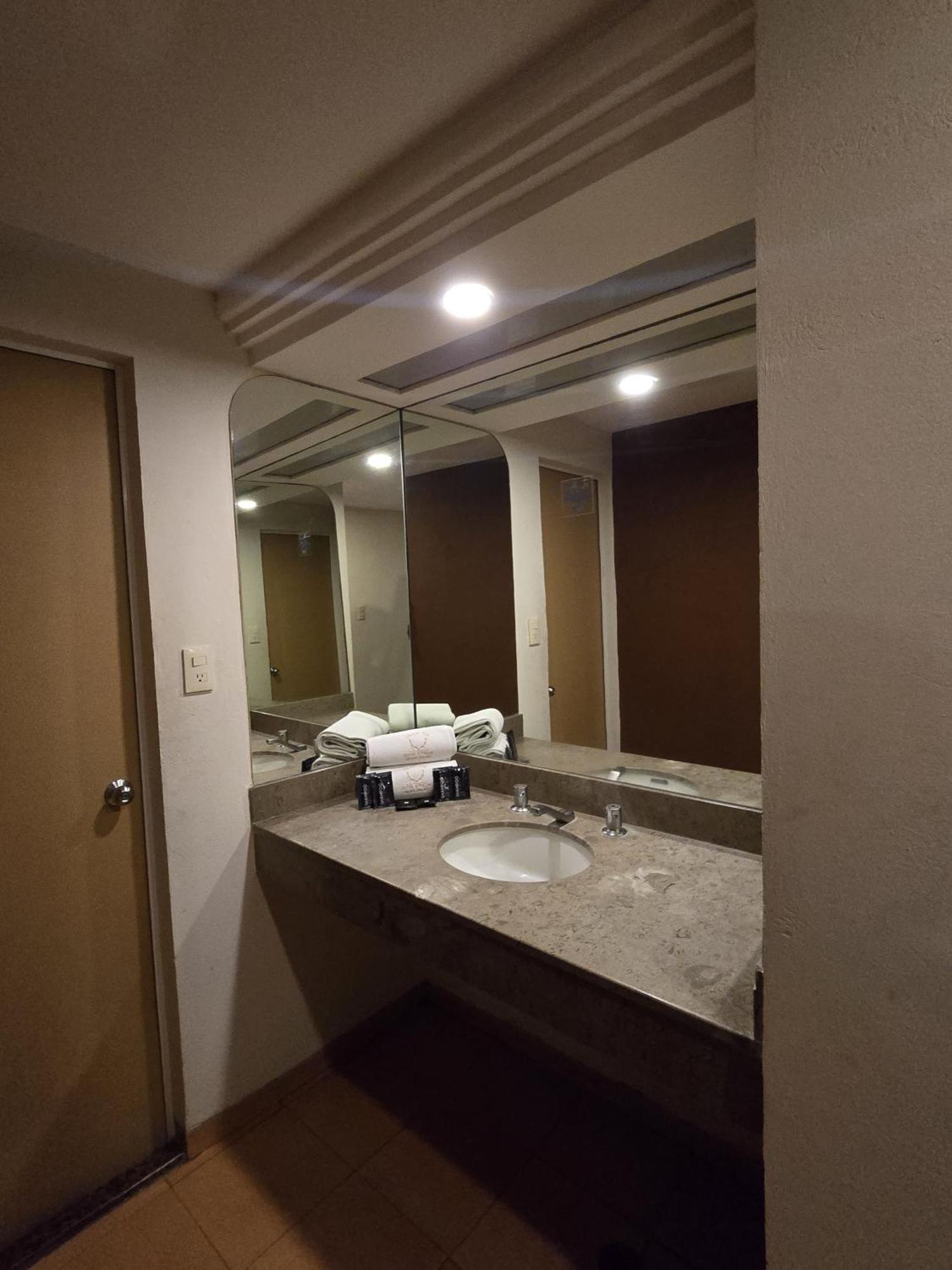 Hotel Y Villas Gran Via メキシコシティ エクステリア 写真